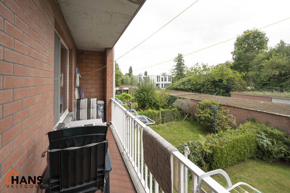 Inkomhal; vestiairekast; apart toilet; leefruimte; keuken met kasten en spoelbak (toestellen dienen door de huurder te worden voorzien); berging; badkamer met ligbad, wastafel, spiegelkast en ruimte voor een eigen wasmachine/droogkast; 2 slaapkamers waarv