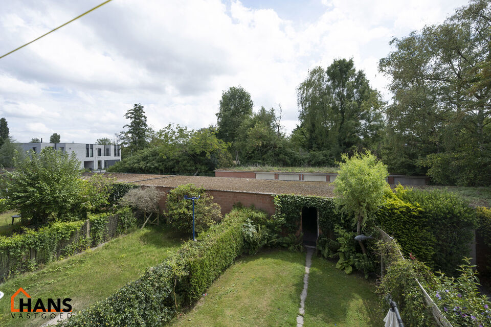 Inkomhal; vestiairekast; apart toilet; leefruimte; keuken met kasten en spoelbak (toestellen dienen door de huurder te worden voorzien); berging; badkamer met ligbad, wastafel, spiegelkast en ruimte voor een eigen wasmachine/droogkast; 2 slaapkamers waarv