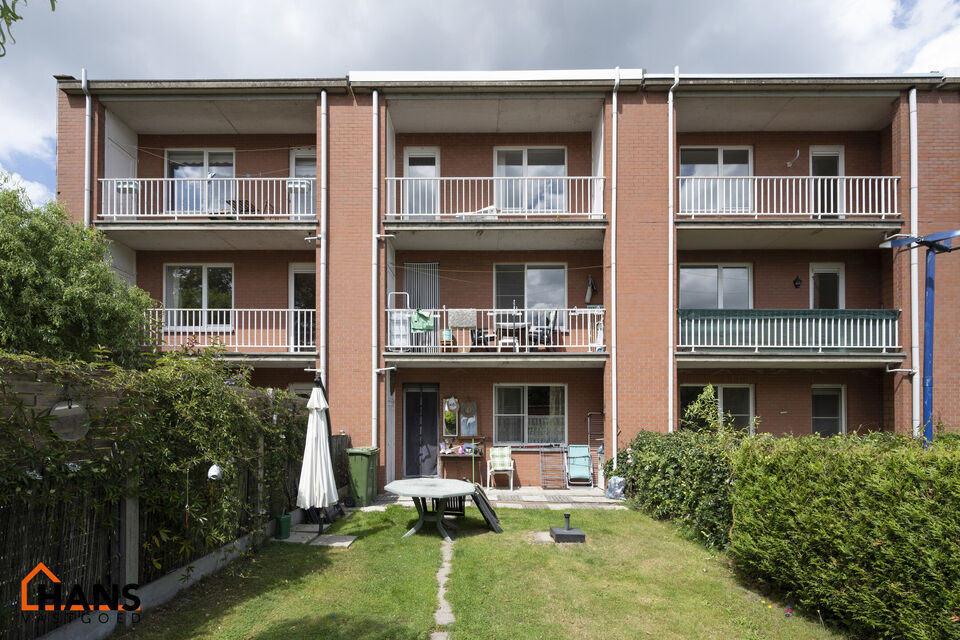 Inkomhal; vestiairekast; apart toilet; leefruimte; keuken met kasten en spoelbak (toestellen dienen door de huurder te worden voorzien); berging; badkamer met ligbad, wastafel, spiegelkast en ruimte voor een eigen wasmachine/droogkast; 2 slaapkamers waarv