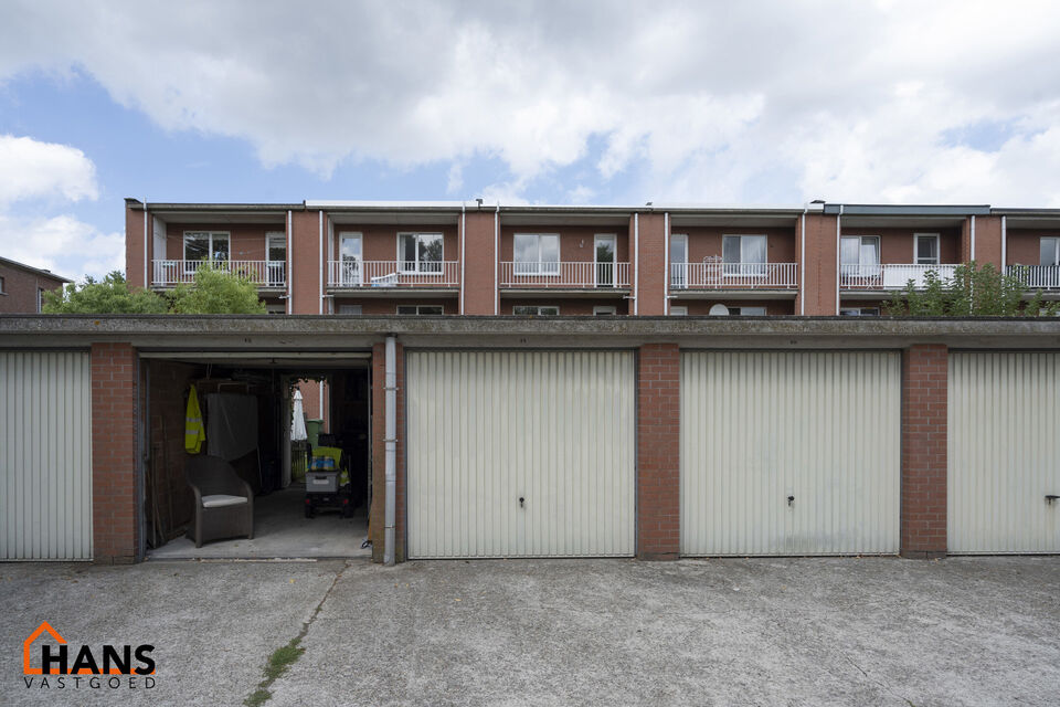 Inkomhal; vestiairekast; apart toilet; leefruimte; keuken met kasten en spoelbak (toestellen dienen door de huurder te worden voorzien); berging; badkamer met ligbad, wastafel, spiegelkast en ruimte voor een eigen wasmachine/droogkast; 2 slaapkamers waarv