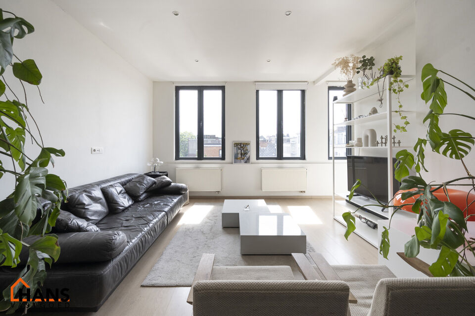 Leuk en modern appartement gelegen in hartje Antwerpen; gelegen op de 3e verdieping (zonder lift).
Inkomhal; living met open geïnstalleerde keuken (afwasmachine, kookplaat, dampkap, koelkast, oven); 1 ruime en 1 kleine slaapkamer; badkamer met combi ligb