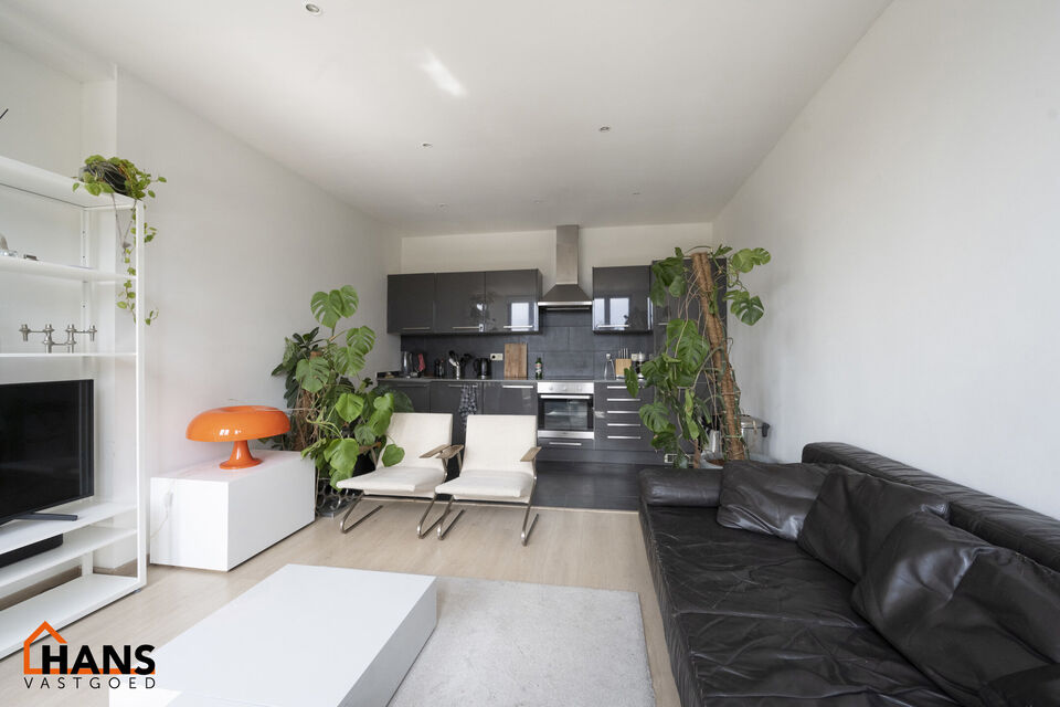 Leuk en modern appartement gelegen in hartje Antwerpen; gelegen op de 3e verdieping (zonder lift).
Inkomhal; living met open geïnstalleerde keuken (afwasmachine, kookplaat, dampkap, koelkast, oven); 1 ruime en 1 kleine slaapkamer; badkamer met combi ligb