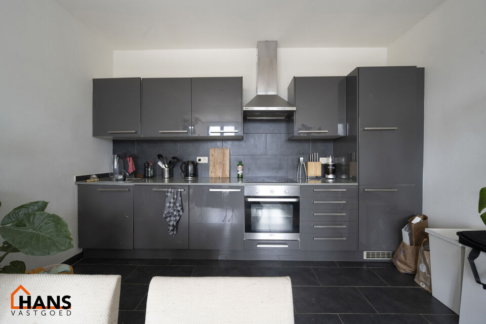 Leuk en modern appartement gelegen in hartje Antwerpen; gelegen op de 3e verdieping (zonder lift).
Inkomhal; living met open geïnstalleerde keuken (afwasmachine, kookplaat, dampkap, koelkast, oven); 1 ruime en 1 kleine slaapkamer; badkamer met combi ligb