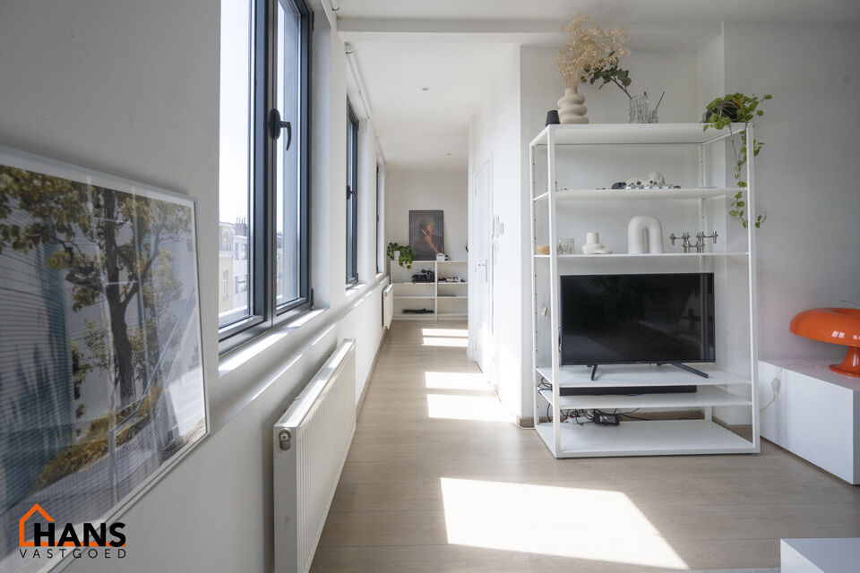 Leuk en modern appartement gelegen in hartje Antwerpen; gelegen op de 3e verdieping (zonder lift).
Inkomhal; living met open geïnstalleerde keuken (afwasmachine, kookplaat, dampkap, koelkast, oven); 1 ruime en 1 kleine slaapkamer; badkamer met combi ligb