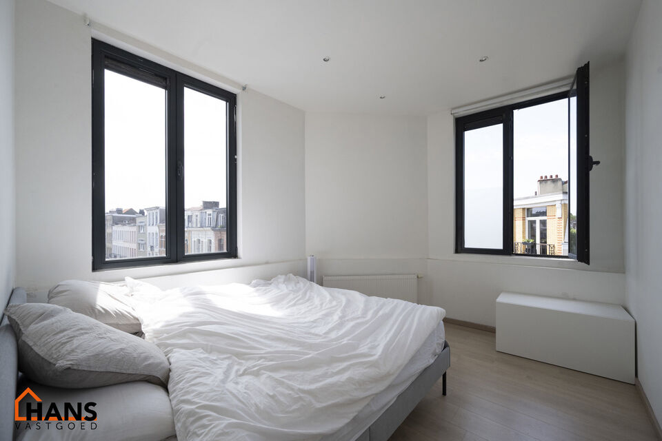 Leuk en modern appartement gelegen in hartje Antwerpen; gelegen op de 3e verdieping (zonder lift).
Inkomhal; living met open geïnstalleerde keuken (afwasmachine, kookplaat, dampkap, koelkast, oven); 1 ruime en 1 kleine slaapkamer; badkamer met combi ligb
