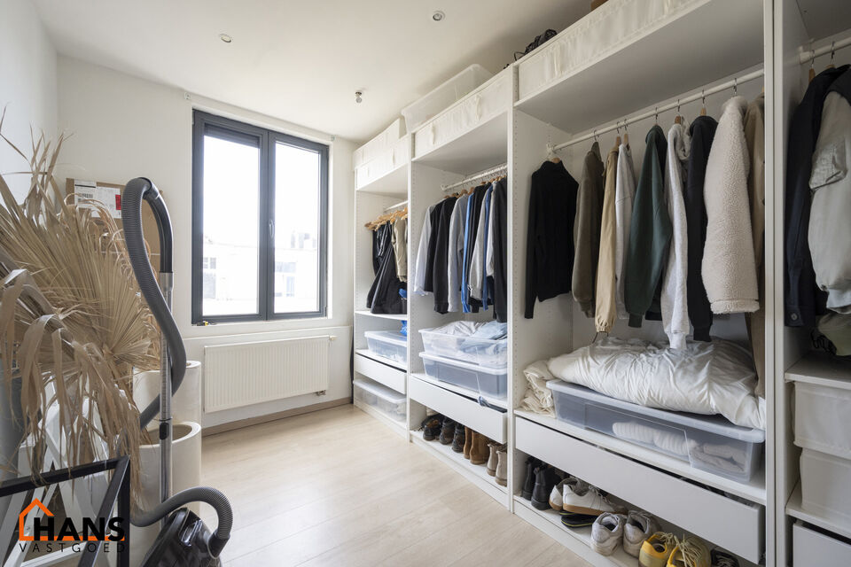 Leuk en modern appartement gelegen in hartje Antwerpen; gelegen op de 3e verdieping (zonder lift).
Inkomhal; living met open geïnstalleerde keuken (afwasmachine, kookplaat, dampkap, koelkast, oven); 1 ruime en 1 kleine slaapkamer; badkamer met combi ligb