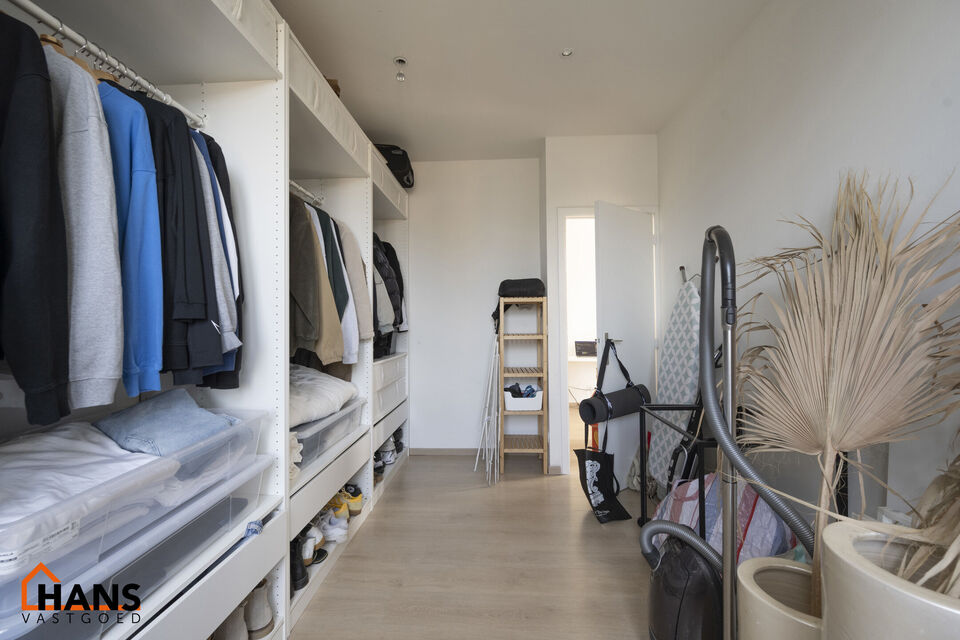 Leuk en modern appartement gelegen in hartje Antwerpen; gelegen op de 3e verdieping (zonder lift).
Inkomhal; living met open geïnstalleerde keuken (afwasmachine, kookplaat, dampkap, koelkast, oven); 1 ruime en 1 kleine slaapkamer; badkamer met combi ligb