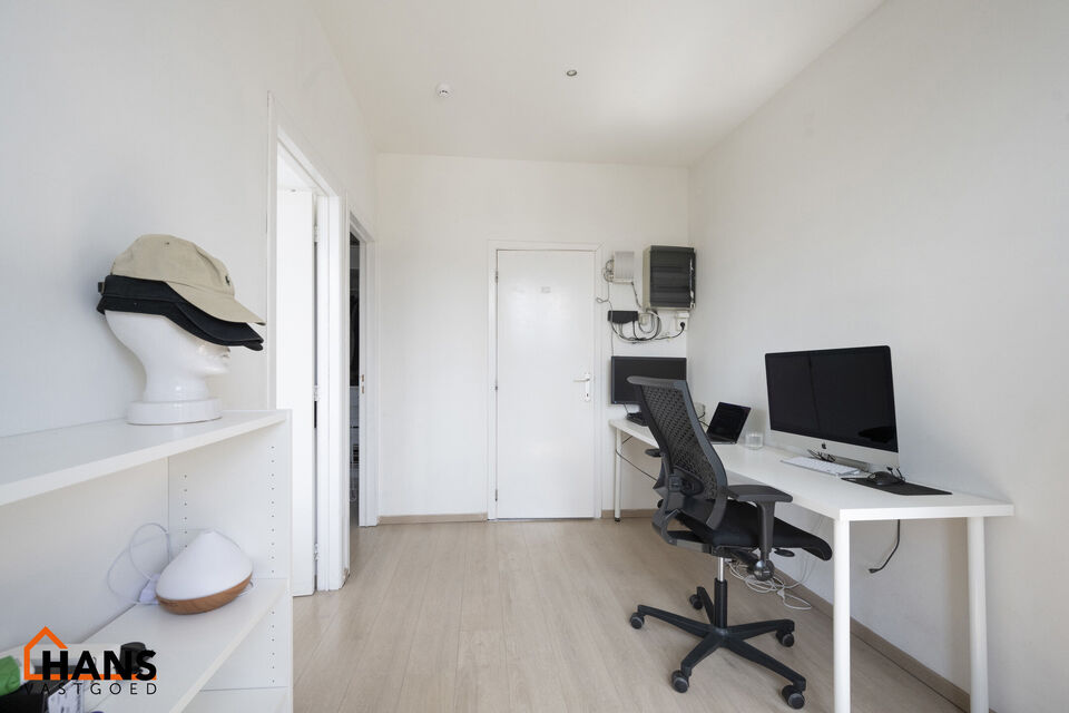 Leuk en modern appartement gelegen in hartje Antwerpen; gelegen op de 3e verdieping (zonder lift).
Inkomhal; living met open geïnstalleerde keuken (afwasmachine, kookplaat, dampkap, koelkast, oven); 1 ruime en 1 kleine slaapkamer; badkamer met combi ligb