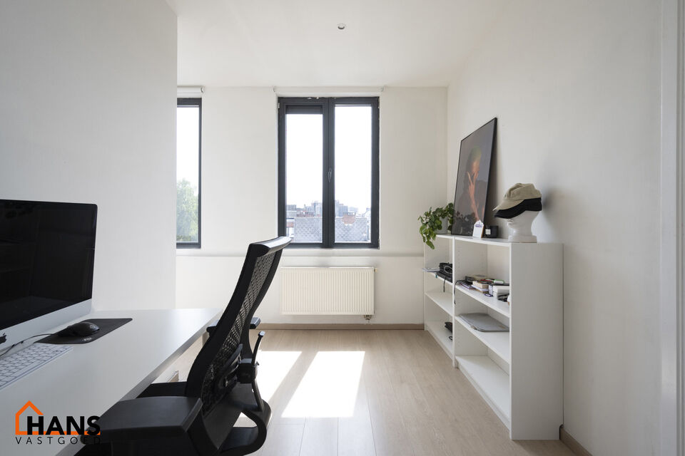 Leuk en modern appartement gelegen in hartje Antwerpen; gelegen op de 3e verdieping (zonder lift).
Inkomhal; living met open geïnstalleerde keuken (afwasmachine, kookplaat, dampkap, koelkast, oven); 1 ruime en 1 kleine slaapkamer; badkamer met combi ligb