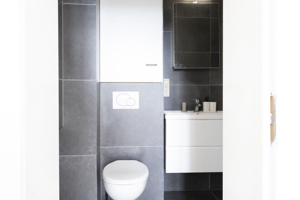 Leuk en modern appartement gelegen in hartje Antwerpen; gelegen op de 3e verdieping (zonder lift).
Inkomhal; living met open geïnstalleerde keuken (afwasmachine, kookplaat, dampkap, koelkast, oven); 1 ruime en 1 kleine slaapkamer; badkamer met combi ligb