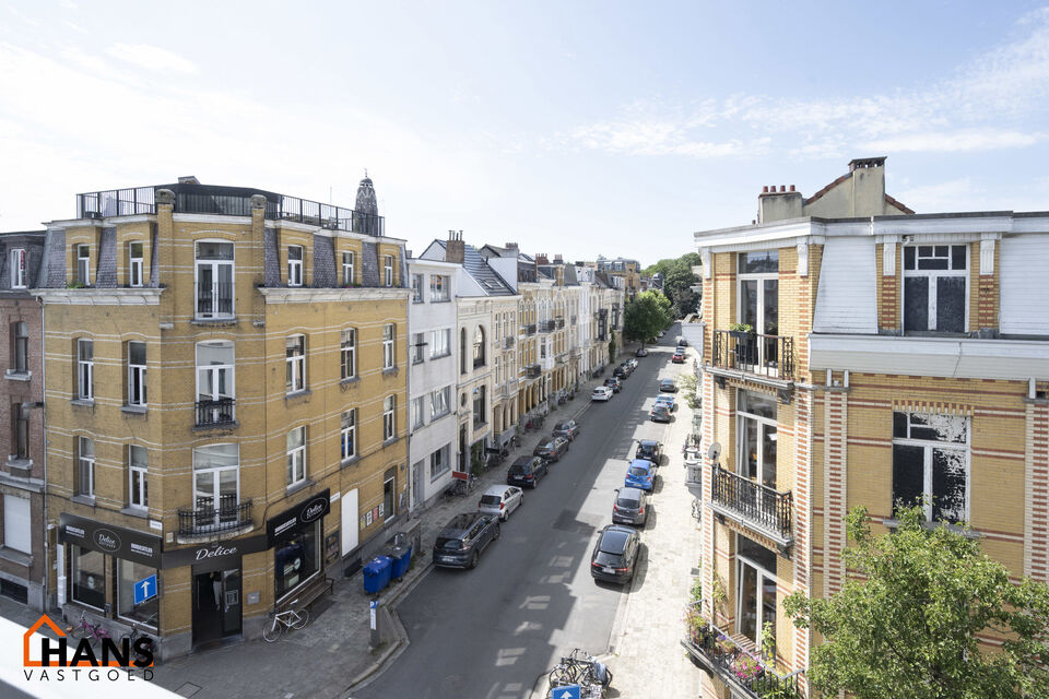 Leuk en modern appartement gelegen in hartje Antwerpen; gelegen op de 3e verdieping (zonder lift).
Inkomhal; living met open geïnstalleerde keuken (afwasmachine, kookplaat, dampkap, koelkast, oven); 1 ruime en 1 kleine slaapkamer; badkamer met combi ligb