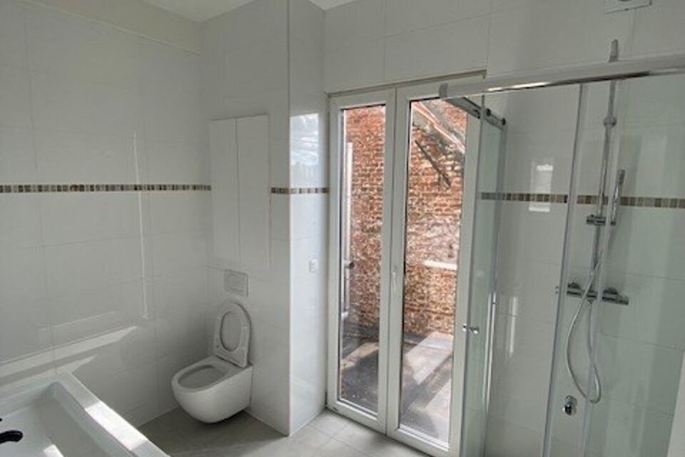 Dit recent gerenoveerd appartement op de derde verdieping zonder lift omvat een woonkamer met een open en geïnstalleerde keuken; een ruime slaapkamer en een ingerichte badkamer met douche, toilet en badkamermeubel met ingebouwde wastafel en spiegel. 
Dit