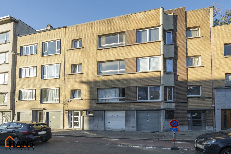 Inkomhal; ruime leefruimte; keuken, deels geïnstalleerd; balkon; bergruimte; badkamer met douche in ligbad, wastafel, toilet en handdoekdroger; 2 slaapkamers en tot slot is er een wasberging beschikbaar in de gemeenschappelijke delen.

Geen gemeenschappe