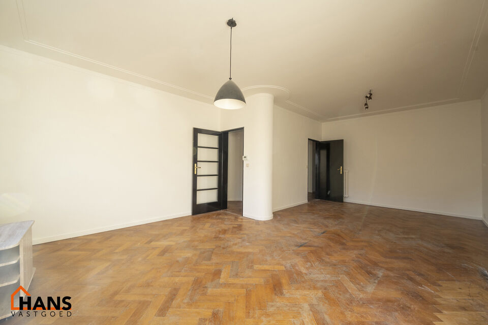 Inkomhal; ruime leefruimte; keuken, deels geïnstalleerd; balkon; bergruimte; badkamer met douche in ligbad, wastafel, toilet en handdoekdroger; 2 slaapkamers en tot slot is er een wasberging beschikbaar in de gemeenschappelijke delen.

Geen gemeenschappe