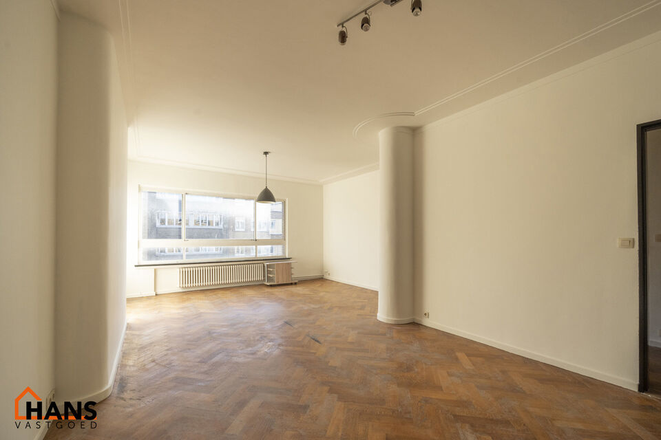 Inkomhal; ruime leefruimte; keuken, deels geïnstalleerd; balkon; bergruimte; badkamer met douche in ligbad, wastafel, toilet en handdoekdroger; 2 slaapkamers en tot slot is er een wasberging beschikbaar in de gemeenschappelijke delen.

Geen gemeenschappe