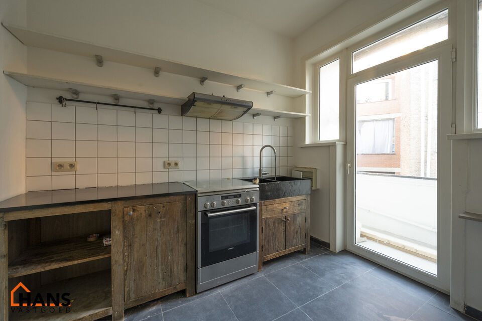 Inkomhal; ruime leefruimte; keuken, deels geïnstalleerd; balkon; bergruimte; badkamer met douche in ligbad, wastafel, toilet en handdoekdroger; 2 slaapkamers en tot slot is er een wasberging beschikbaar in de gemeenschappelijke delen.

Geen gemeenschappe