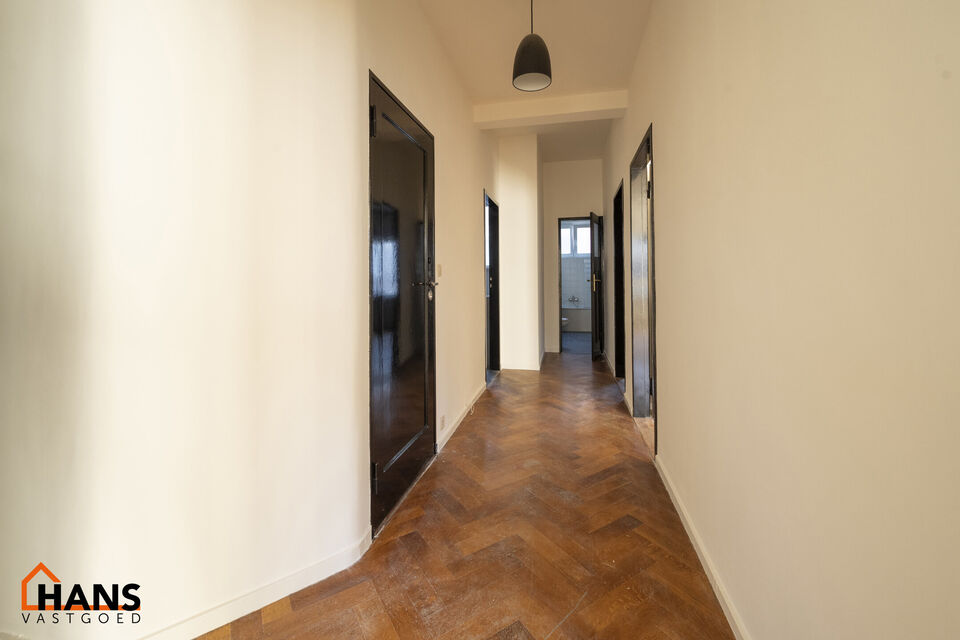 Inkomhal; ruime leefruimte; keuken, deels geïnstalleerd; balkon; bergruimte; badkamer met douche in ligbad, wastafel, toilet en handdoekdroger; 2 slaapkamers en tot slot is er een wasberging beschikbaar in de gemeenschappelijke delen.

Geen gemeenschappe