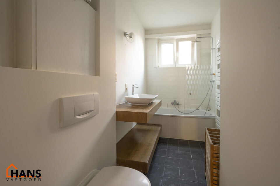 Inkomhal; ruime leefruimte; keuken, deels geïnstalleerd; balkon; bergruimte; badkamer met douche in ligbad, wastafel, toilet en handdoekdroger; 2 slaapkamers en tot slot is er een wasberging beschikbaar in de gemeenschappelijke delen.

Geen gemeenschappe