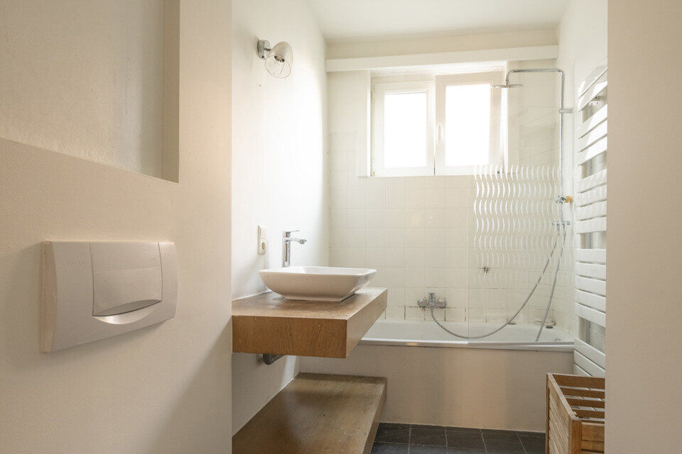 Inkomhal; ruime leefruimte; keuken, deels geïnstalleerd; balkon; bergruimte; badkamer met douche in ligbad, wastafel, toilet en handdoekdroger; 2 slaapkamers en tot slot is er een wasberging beschikbaar in de gemeenschappelijke delen.

Geen gemeenschappe