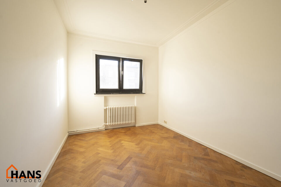 Inkomhal; ruime leefruimte; keuken, deels geïnstalleerd; balkon; bergruimte; badkamer met douche in ligbad, wastafel, toilet en handdoekdroger; 2 slaapkamers en tot slot is er een wasberging beschikbaar in de gemeenschappelijke delen.

Geen gemeenschappe