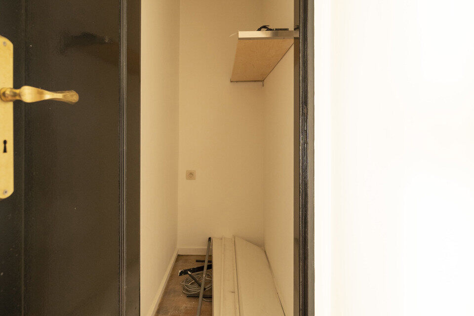 Inkomhal; ruime leefruimte; keuken, deels geïnstalleerd; balkon; bergruimte; badkamer met douche in ligbad, wastafel, toilet en handdoekdroger; 2 slaapkamers en tot slot is er een wasberging beschikbaar in de gemeenschappelijke delen.

Geen gemeenschappe