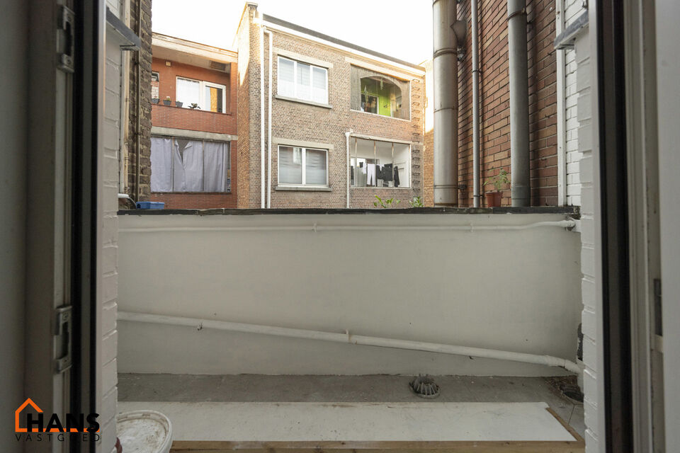 Inkomhal; ruime leefruimte; keuken, deels geïnstalleerd; balkon; bergruimte; badkamer met douche in ligbad, wastafel, toilet en handdoekdroger; 2 slaapkamers en tot slot is er een wasberging beschikbaar in de gemeenschappelijke delen.

Geen gemeenschappe