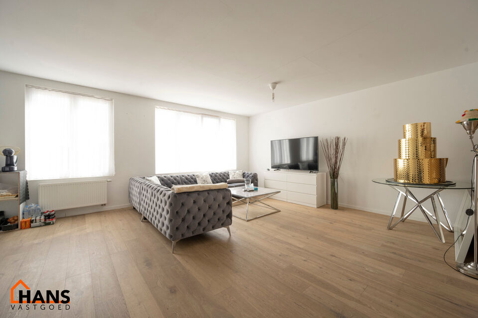 Leefruimte met open ge&iuml;nstalleerde keuken; badkamer met douche, wastafel in meubel en spiegel; 1 slaapkamer, 1 waskamer, terras en kelder.

Vaste kosten: 15 EUR (minuterie + onderhoud CV).
Beschikbaar op 01/06/2026.
Geschikt voor maximaal 2 personen (all