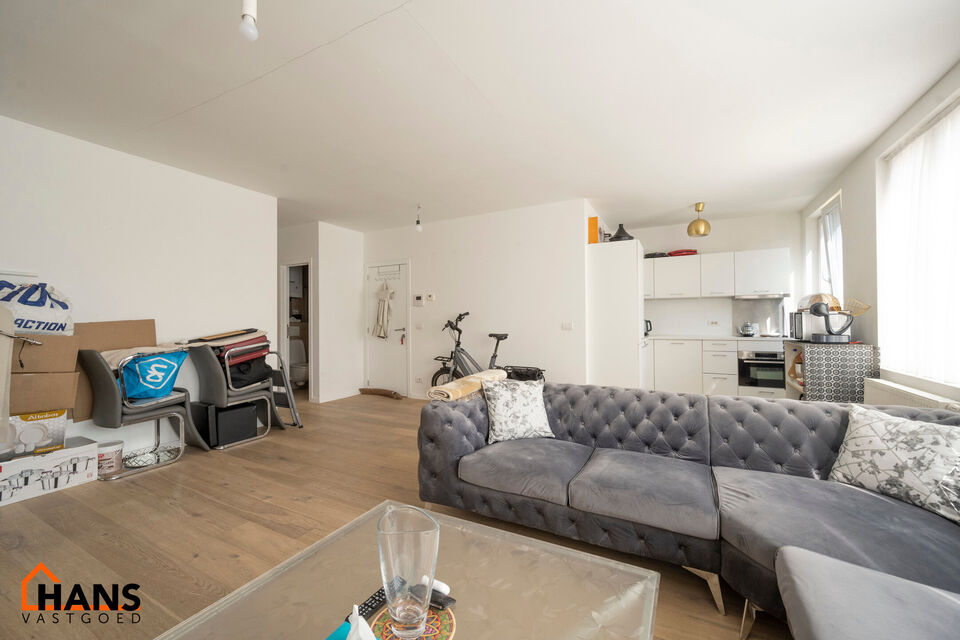 Leefruimte met open ge&iuml;nstalleerde keuken; badkamer met douche, wastafel in meubel en spiegel; 1 slaapkamer, 1 waskamer, terras en kelder.

Vaste kosten: 15 EUR (minuterie + onderhoud CV).
Beschikbaar op 01/06/2026.
Geschikt voor maximaal 2 personen (all