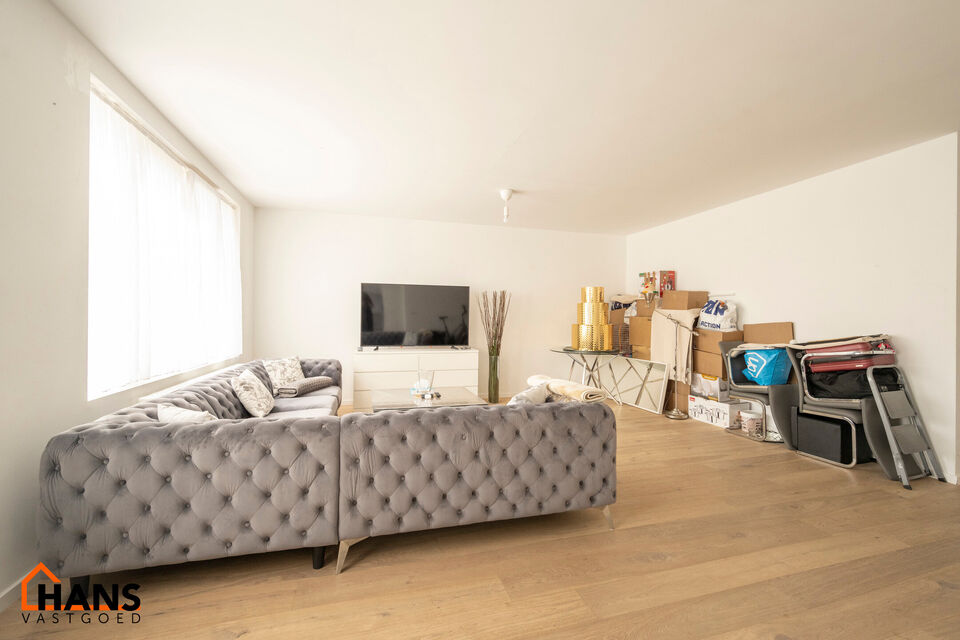 Leefruimte met open ge&iuml;nstalleerde keuken; badkamer met douche, wastafel in meubel en spiegel; 1 slaapkamer, 1 waskamer, terras en kelder.

Vaste kosten: 15 EUR (minuterie + onderhoud CV).
Beschikbaar op 01/06/2026.
Geschikt voor maximaal 2 personen (all