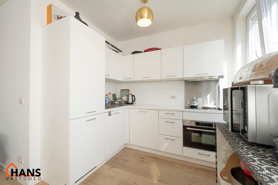 Leefruimte met open ge&iuml;nstalleerde keuken; badkamer met douche, wastafel in meubel en spiegel; 1 slaapkamer, 1 waskamer, terras en kelder.

Vaste kosten: 15 EUR (minuterie + onderhoud CV).
Beschikbaar op 01/06/2026.
Geschikt voor maximaal 2 personen (all