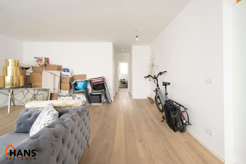 Leefruimte met open ge&iuml;nstalleerde keuken; badkamer met douche, wastafel in meubel en spiegel; 1 slaapkamer, 1 waskamer, terras en kelder.

Vaste kosten: 15 EUR (minuterie + onderhoud CV).
Beschikbaar op 01/06/2026.
Geschikt voor maximaal 2 personen (all