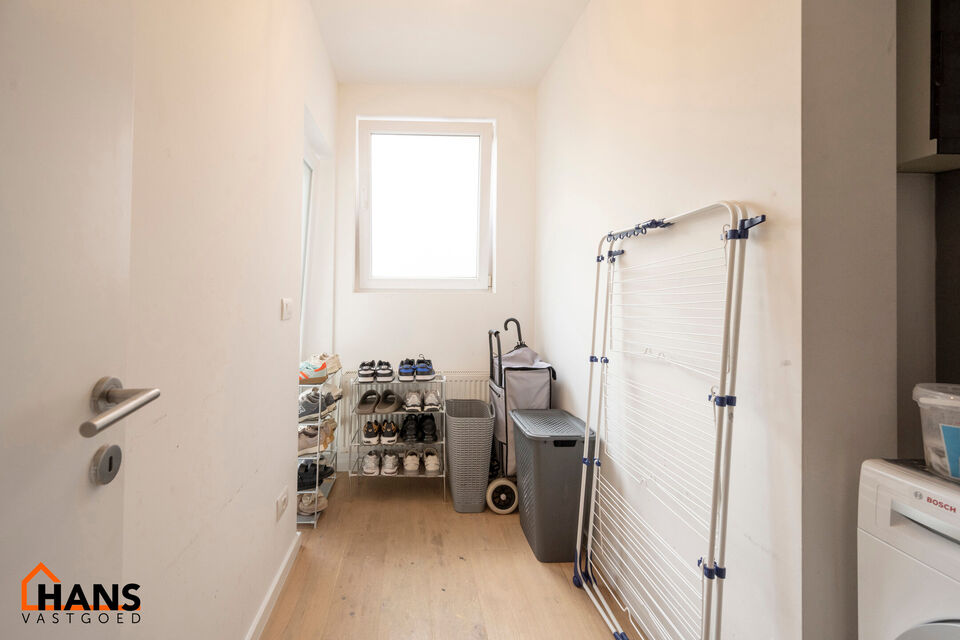 Leefruimte met open ge&iuml;nstalleerde keuken; badkamer met douche, wastafel in meubel en spiegel; 1 slaapkamer, 1 waskamer, terras en kelder.

Vaste kosten: 15 EUR (minuterie + onderhoud CV).
Beschikbaar op 01/06/2026.
Geschikt voor maximaal 2 personen (all