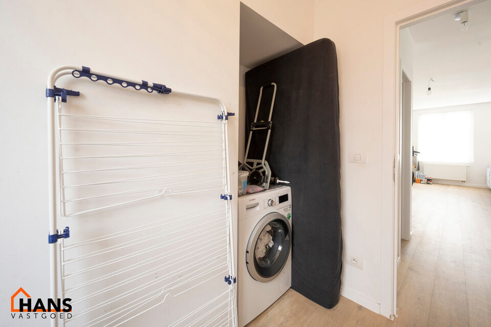 Leefruimte met open ge&iuml;nstalleerde keuken; badkamer met douche, wastafel in meubel en spiegel; 1 slaapkamer, 1 waskamer, terras en kelder.

Vaste kosten: 15 EUR (minuterie + onderhoud CV).
Beschikbaar op 01/06/2026.
Geschikt voor maximaal 2 personen (all