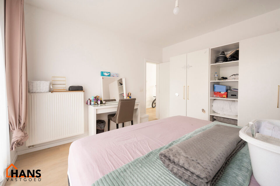 Leefruimte met open ge&iuml;nstalleerde keuken; badkamer met douche, wastafel in meubel en spiegel; 1 slaapkamer, 1 waskamer, terras en kelder.

Vaste kosten: 15 EUR (minuterie + onderhoud CV).
Beschikbaar op 01/06/2026.
Geschikt voor maximaal 2 personen (all