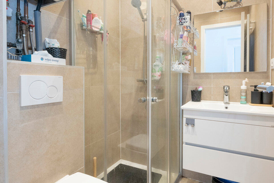 Leefruimte met open ge&iuml;nstalleerde keuken; badkamer met douche, wastafel in meubel en spiegel; 1 slaapkamer, 1 waskamer, terras en kelder.

Vaste kosten: 15 EUR (minuterie + onderhoud CV).
Beschikbaar op 01/06/2026.
Geschikt voor maximaal 2 personen (all