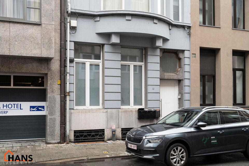 Dit gezellig appartement is centraal gelegen in de Diamantwijk, vlak bij winkels, openbaar vervoer en andere voorzieningen.

Het appartement beschikt over een inkomhal met berging, een apart toilet, een lichtrijke leefruimte met open keuken, uitgerust met