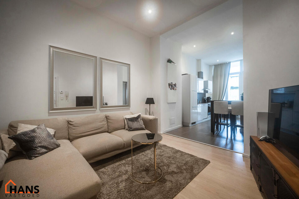 Dit gezellig appartement is centraal gelegen in de Diamantwijk, vlak bij winkels, openbaar vervoer en andere voorzieningen.

Het appartement beschikt over een inkomhal met berging, een apart toilet, een lichtrijke leefruimte met open keuken, uitgerust met