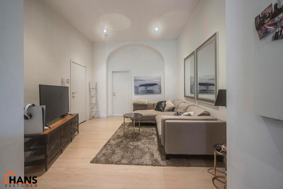 Dit gezellig appartement is centraal gelegen in de Diamantwijk, vlak bij winkels, openbaar vervoer en andere voorzieningen.

Het appartement beschikt over een inkomhal met berging, een apart toilet, een lichtrijke leefruimte met open keuken, uitgerust met