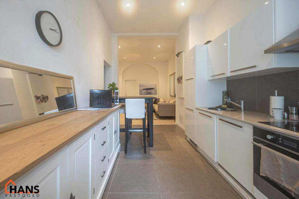 Dit gezellig appartement is centraal gelegen in de Diamantwijk, vlak bij winkels, openbaar vervoer en andere voorzieningen.

Het appartement beschikt over een inkomhal met berging, een apart toilet, een lichtrijke leefruimte met open keuken, uitgerust met