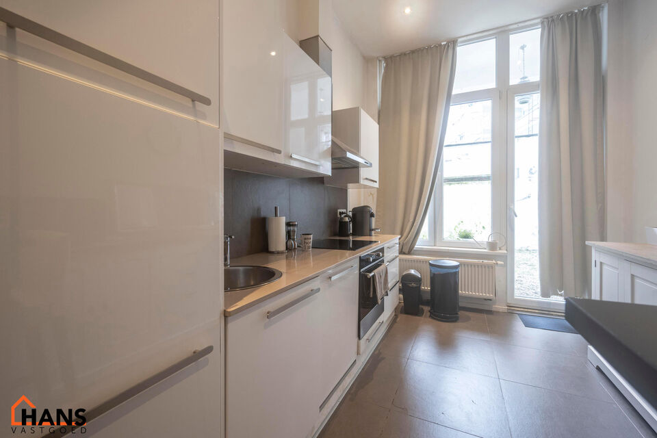 Dit gezellig appartement is centraal gelegen in de Diamantwijk, vlak bij winkels, openbaar vervoer en andere voorzieningen.

Het appartement beschikt over een inkomhal met berging, een apart toilet, een lichtrijke leefruimte met open keuken, uitgerust met