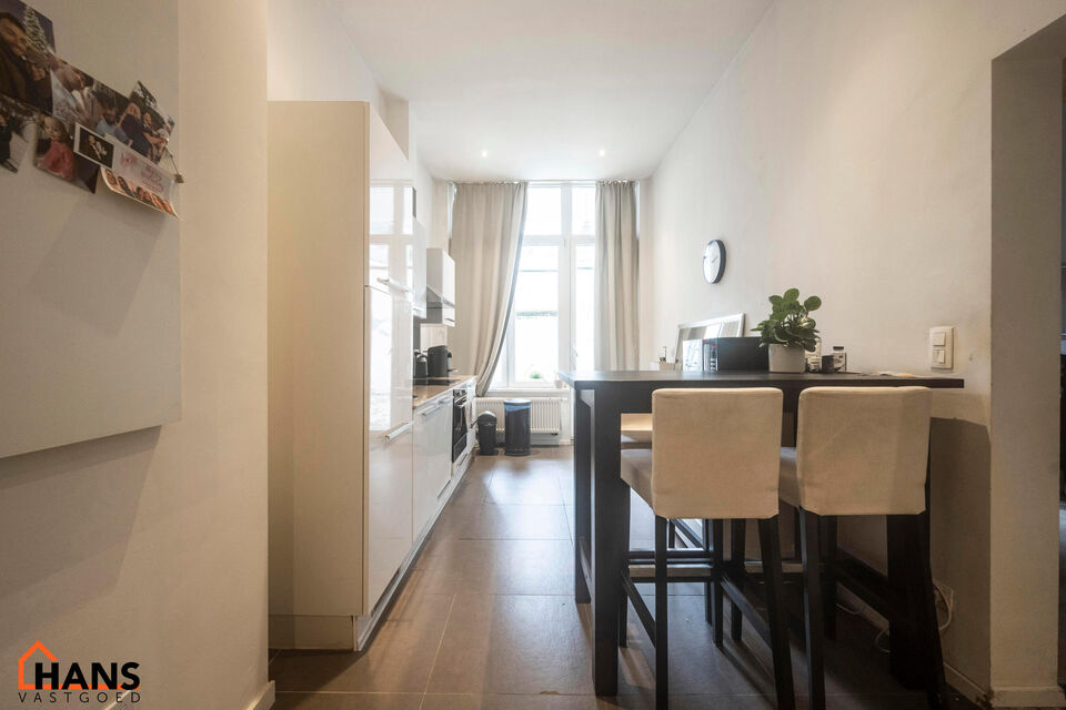 Dit gezellig appartement is centraal gelegen in de Diamantwijk, vlak bij winkels, openbaar vervoer en andere voorzieningen.

Het appartement beschikt over een inkomhal met berging, een apart toilet, een lichtrijke leefruimte met open keuken, uitgerust met