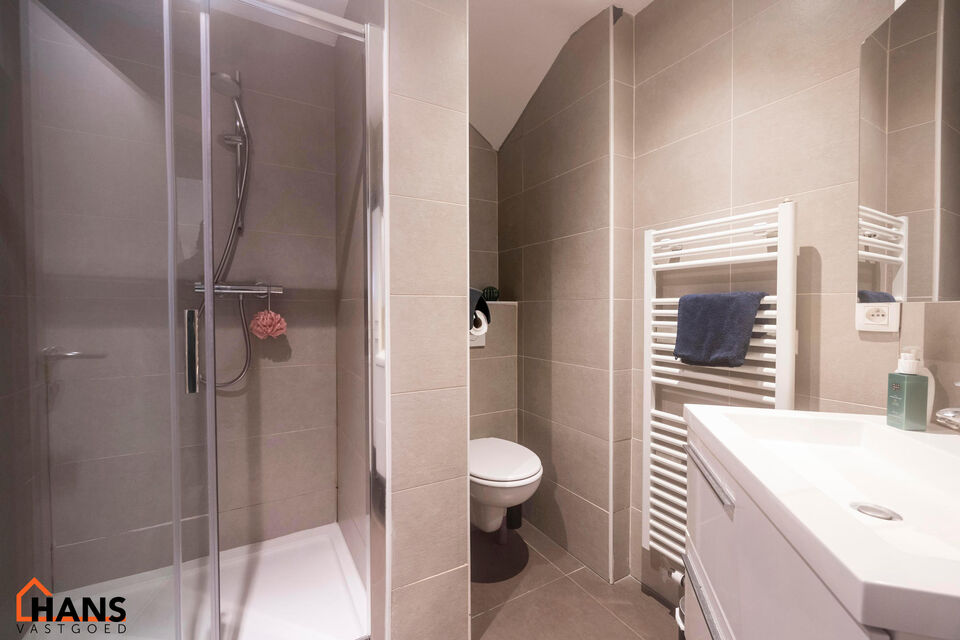 Dit gezellig appartement is centraal gelegen in de Diamantwijk, vlak bij winkels, openbaar vervoer en andere voorzieningen.

Het appartement beschikt over een inkomhal met berging, een apart toilet, een lichtrijke leefruimte met open keuken, uitgerust met
