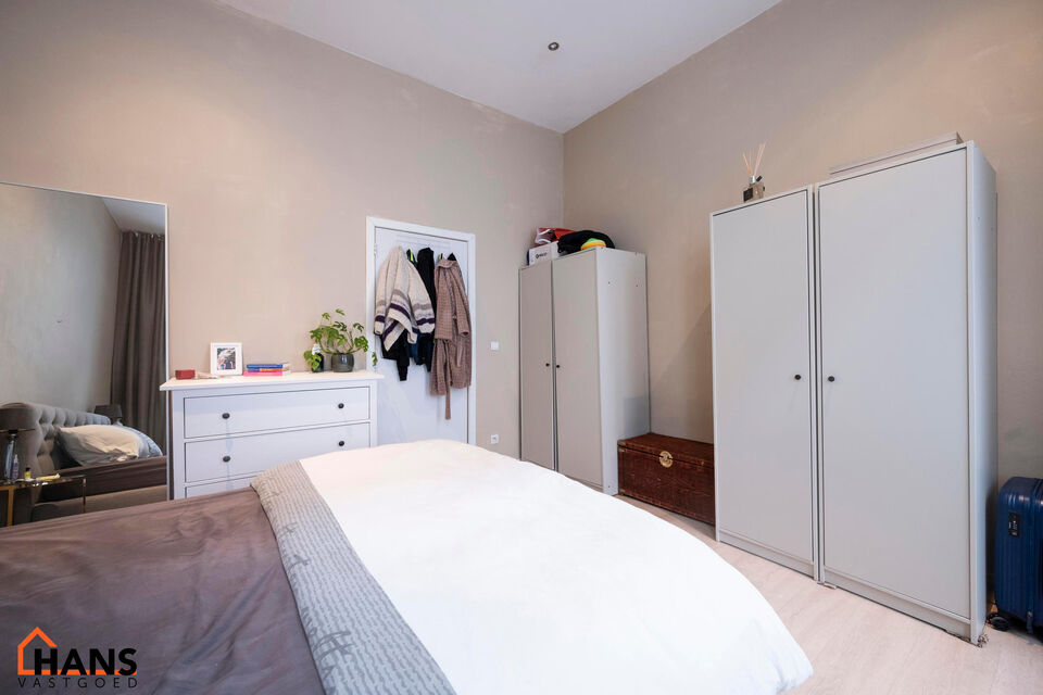 Dit gezellig appartement is centraal gelegen in de Diamantwijk, vlak bij winkels, openbaar vervoer en andere voorzieningen.

Het appartement beschikt over een inkomhal met berging, een apart toilet, een lichtrijke leefruimte met open keuken, uitgerust met