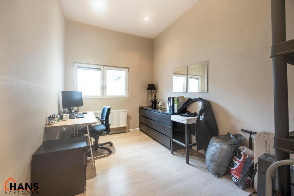 Dit gezellig appartement is centraal gelegen in de Diamantwijk, vlak bij winkels, openbaar vervoer en andere voorzieningen.

Het appartement beschikt over een inkomhal met berging, een apart toilet, een lichtrijke leefruimte met open keuken, uitgerust met