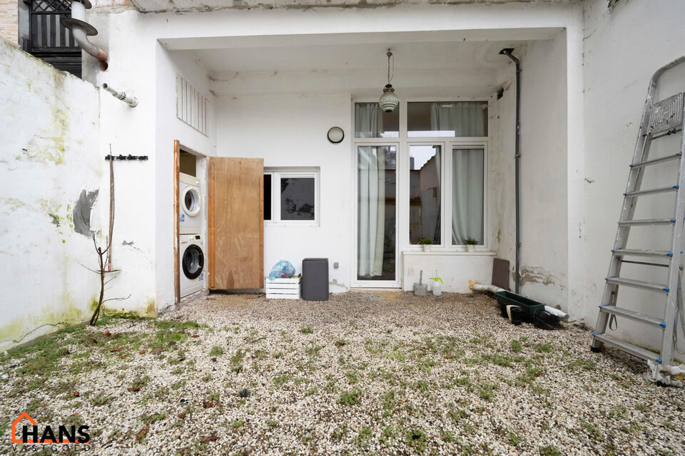 Dit gezellig appartement is centraal gelegen in de Diamantwijk, vlak bij winkels, openbaar vervoer en andere voorzieningen.

Het appartement beschikt over een inkomhal met berging, een apart toilet, een lichtrijke leefruimte met open keuken, uitgerust met