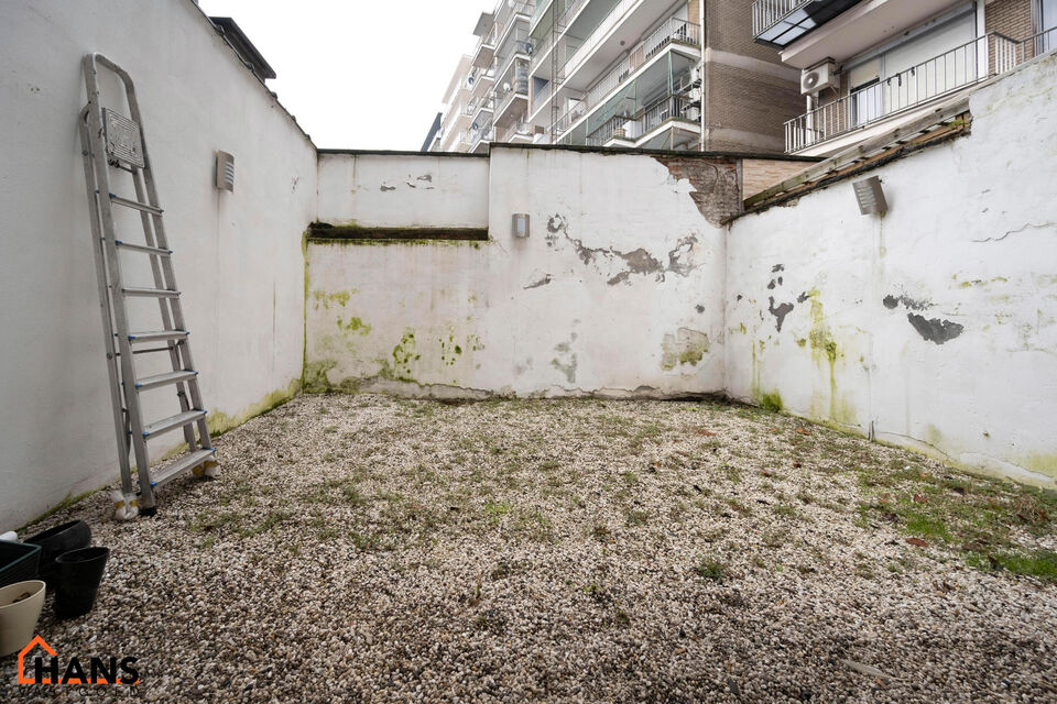 Dit gezellig appartement is centraal gelegen in de Diamantwijk, vlak bij winkels, openbaar vervoer en andere voorzieningen.

Het appartement beschikt over een inkomhal met berging, een apart toilet, een lichtrijke leefruimte met open keuken, uitgerust met
