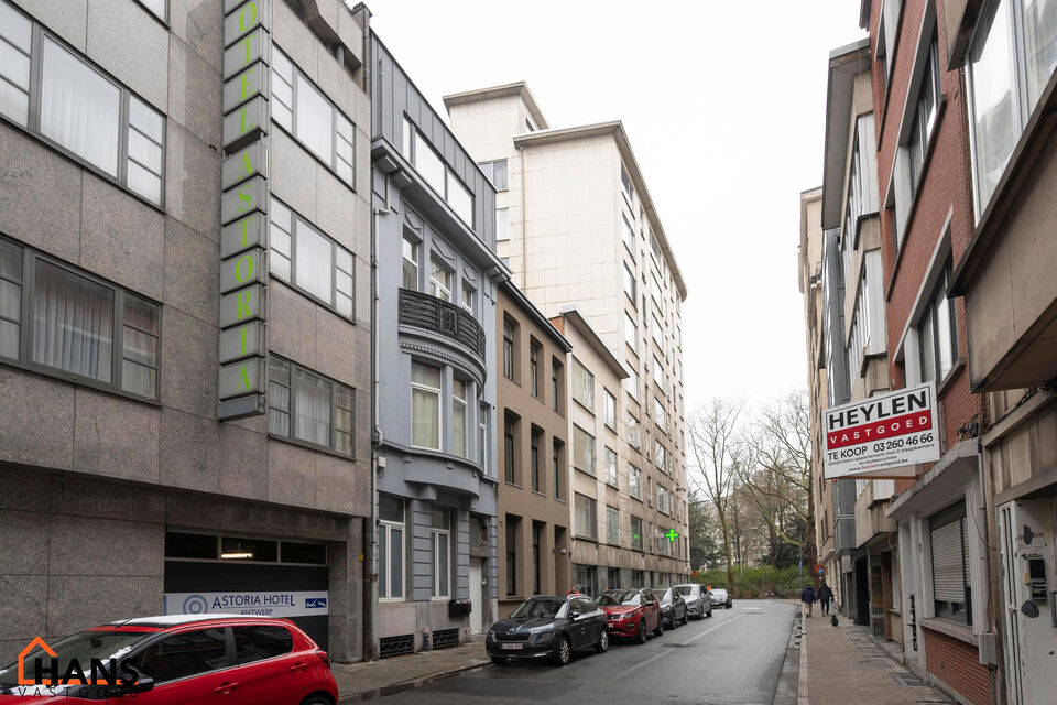 Dit gezellig appartement is centraal gelegen in de Diamantwijk, vlak bij winkels, openbaar vervoer en andere voorzieningen.

Het appartement beschikt over een inkomhal met berging, een apart toilet, een lichtrijke leefruimte met open keuken, uitgerust met