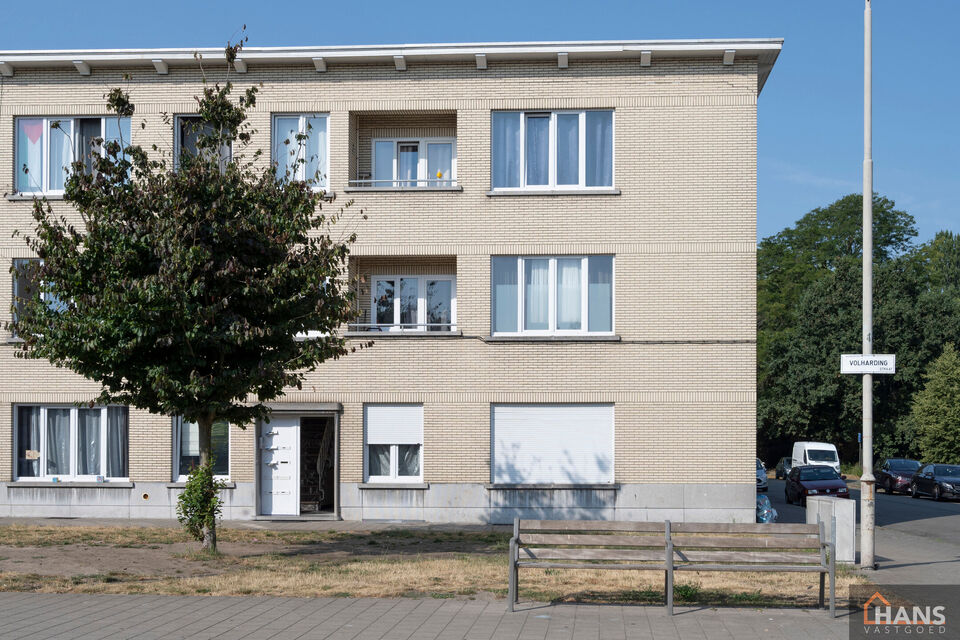 Inkomhal; leefruimte met open, ge&iuml;nstalleerde keuken en schuifraam naar terras; 2 slaapkamers; badkamer met douche, toilet, lavabo in meubel en spiegel.

Vaste kosten: 15 EUR (minuterie en onderhoud centrale verwarming). De nutsvoorzieningen zijn privati