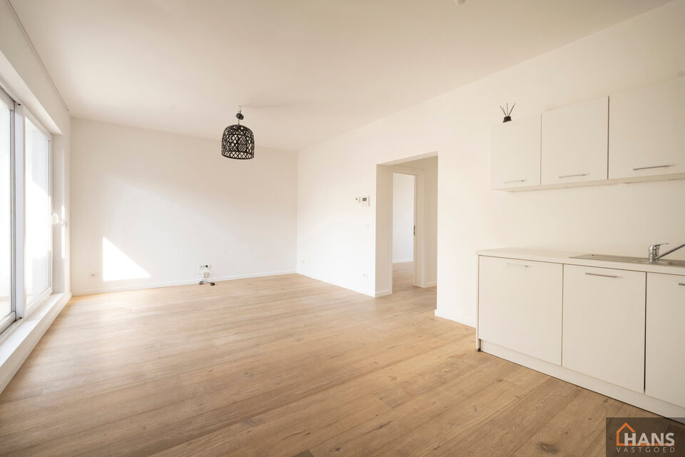 Inkomhal; leefruimte met open, ge&iuml;nstalleerde keuken en schuifraam naar terras; 2 slaapkamers; badkamer met douche, toilet, lavabo in meubel en spiegel.

Vaste kosten: 15 EUR (minuterie en onderhoud centrale verwarming). De nutsvoorzieningen zijn privati