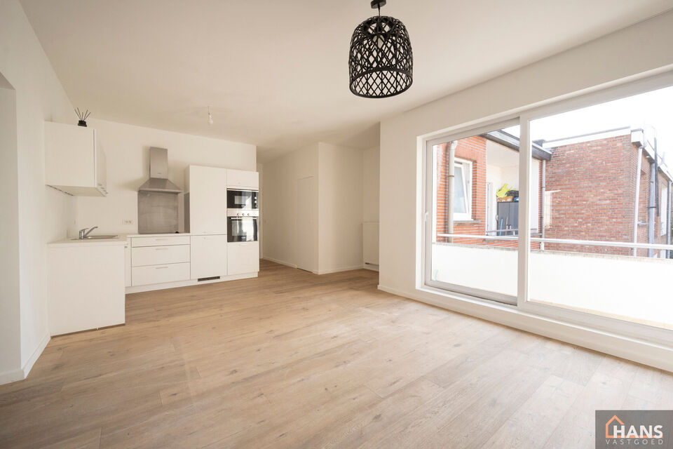 Inkomhal; leefruimte met open, ge&iuml;nstalleerde keuken en schuifraam naar terras; 2 slaapkamers; badkamer met douche, toilet, lavabo in meubel en spiegel.

Vaste kosten: 15 EUR (minuterie en onderhoud centrale verwarming). De nutsvoorzieningen zijn privati